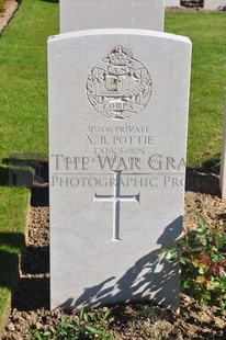 MONT HUON MILITARY CEMETERY, LE TREPORT - POTTIE, A B