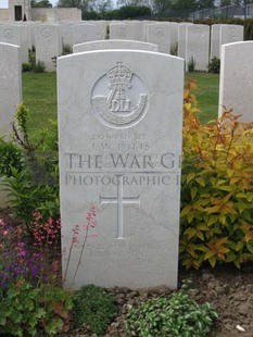 MONT HUON MILITARY CEMETERY, LE TREPORT - POTTS, JAMES WILLIAM