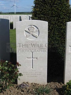 MONT HUON MILITARY CEMETERY, LE TREPORT - QUINCEY, D