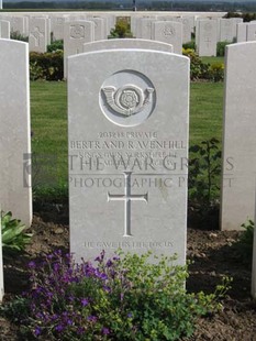 MONT HUON MILITARY CEMETERY, LE TREPORT - RAVENHILL, BERTRAND