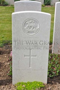 MONT HUON MILITARY CEMETERY, LE TREPORT - READ, HAROLD WILFRED