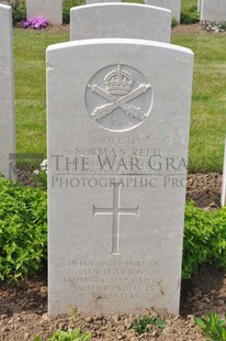 MONT HUON MILITARY CEMETERY, LE TREPORT - REED, NORMAN