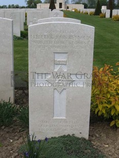 MONT HUON MILITARY CEMETERY, LE TREPORT - REYNOLDS, FREDERICK JOHN