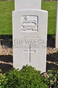 MONT HUON MILITARY CEMETERY, LE TREPORT - RICHARDS, S