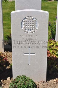 MONT HUON MILITARY CEMETERY, LE TREPORT - RIDLEY, R