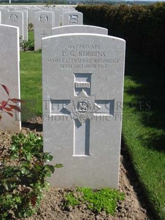 MONT HUON MILITARY CEMETERY, LE TREPORT - ROBBINS, E G