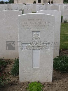 MONT HUON MILITARY CEMETERY, LE TREPORT - ROBERTS, FREDERICK