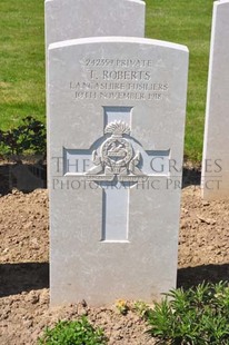 MONT HUON MILITARY CEMETERY, LE TREPORT - ROBERTS, T