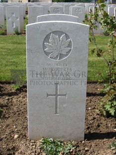 MONT HUON MILITARY CEMETERY, LE TREPORT - ROBERTS, W