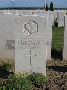 MONT HUON MILITARY CEMETERY, LE TREPORT - ROBERTSON, HARVEY PETER