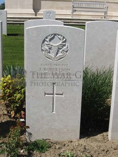 MONT HUON MILITARY CEMETERY, LE TREPORT - ROBERTSON, J