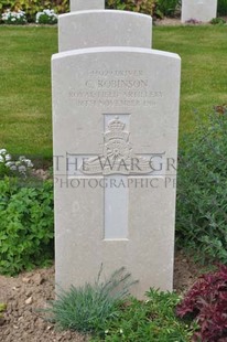 MONT HUON MILITARY CEMETERY, LE TREPORT - ROBINSON, C