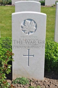 MONT HUON MILITARY CEMETERY, LE TREPORT - ROBINSON, ROBERT STEVENS