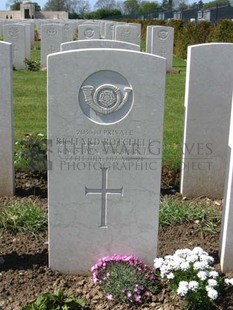 MONT HUON MILITARY CEMETERY, LE TREPORT - ROTCHELL, RICHARD