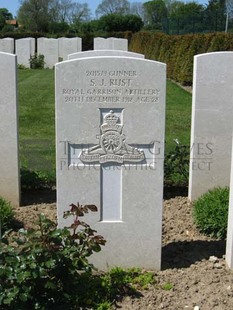 MONT HUON MILITARY CEMETERY, LE TREPORT - RUST, STEPHEN JOSEPH