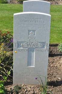 MONT HUON MILITARY CEMETERY, LE TREPORT - RYDER, HERBERT