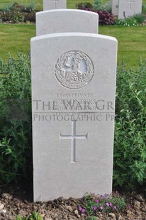 MONT HUON MILITARY CEMETERY, LE TREPORT - SAUNDERS, C