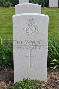 MONT HUON MILITARY CEMETERY, LE TREPORT - SAUNDERS, F