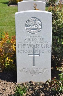 MONT HUON MILITARY CEMETERY, LE TREPORT - SAVILLE, ALBERT ERNEST