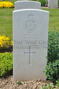 MONT HUON MILITARY CEMETERY, LE TREPORT - SAYERS, R