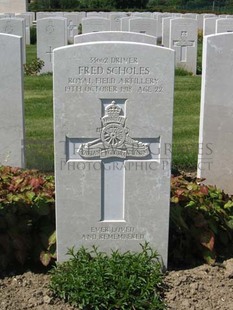 MONT HUON MILITARY CEMETERY, LE TREPORT - SCHOLES, FRED