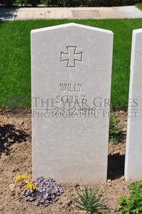 MONT HUON MILITARY CEMETERY, LE TREPORT - SCHULZ, WILLY