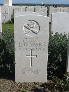 MONT HUON MILITARY CEMETERY, LE TREPORT - SCOTT, L W