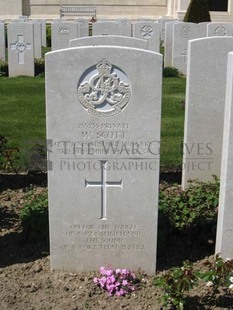 MONT HUON MILITARY CEMETERY, LE TREPORT - SCOTT, WALTER