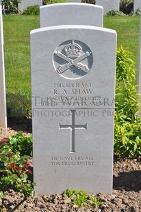 MONT HUON MILITARY CEMETERY, LE TREPORT - SHAW, ROBERT ARTHUR