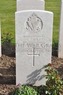 MONT HUON MILITARY CEMETERY, LE TREPORT - SIXT, C J