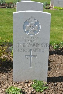 MONT HUON MILITARY CEMETERY, LE TREPORT - SMALL, T