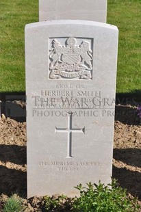 MONT HUON MILITARY CEMETERY, LE TREPORT - SMITH, HERBERT