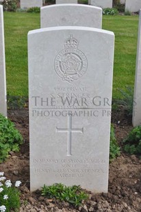 MONT HUON MILITARY CEMETERY, LE TREPORT - STRINGER, SYDNEY