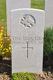 MONT HUON MILITARY CEMETERY, LE TREPORT - STUNT, ALFRED WILLIAM