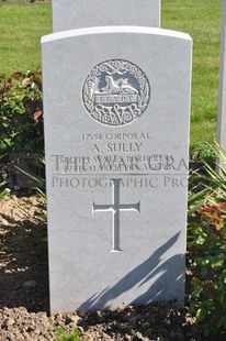 MONT HUON MILITARY CEMETERY, LE TREPORT - SULLY, A