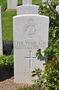 MONT HUON MILITARY CEMETERY, LE TREPORT - SWEETING, J