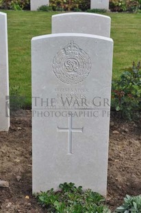 MONT HUON MILITARY CEMETERY, LE TREPORT - SYKES, HILTON