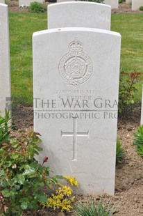 MONT HUON MILITARY CEMETERY, LE TREPORT - TEDDER, STEPHEN