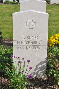 MONT HUON MILITARY CEMETERY, LE TREPORT - TEMMEN, BERNARD