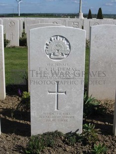 MONT HUON MILITARY CEMETERY, LE TREPORT - THOMAS, E J