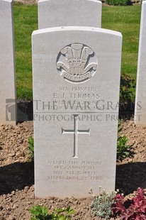 MONT HUON MILITARY CEMETERY, LE TREPORT - THOMAS, ERIC ALLEYNE HALL