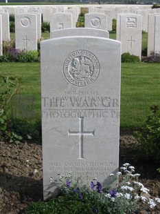 MONT HUON MILITARY CEMETERY, LE TREPORT - THOMAS, HOWELL