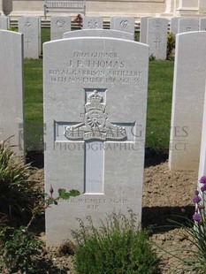 MONT HUON MILITARY CEMETERY, LE TREPORT - THOMAS, JAMES FRANCIS