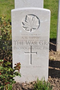 MONT HUON MILITARY CEMETERY, LE TREPORT - TIPPING, A E