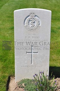 MONT HUON MILITARY CEMETERY, LE TREPORT - TODD, THOMAS FRANCIS