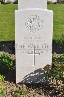 MONT HUON MILITARY CEMETERY, LE TREPORT - TOWN, SMITH