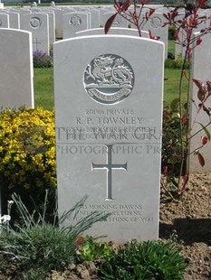 MONT HUON MILITARY CEMETERY, LE TREPORT - TOWNLEY, R P