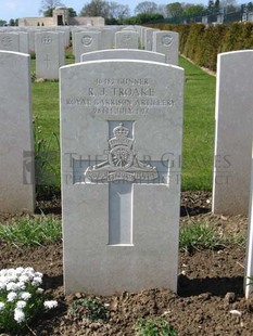 MONT HUON MILITARY CEMETERY, LE TREPORT - TROAKE, R J