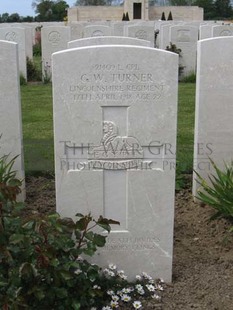 MONT HUON MILITARY CEMETERY, LE TREPORT - TURNER, C W