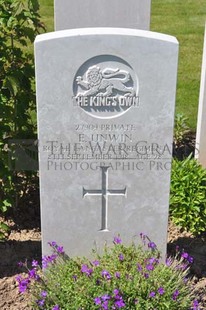 MONT HUON MILITARY CEMETERY, LE TREPORT - UNWIN, ERNEST